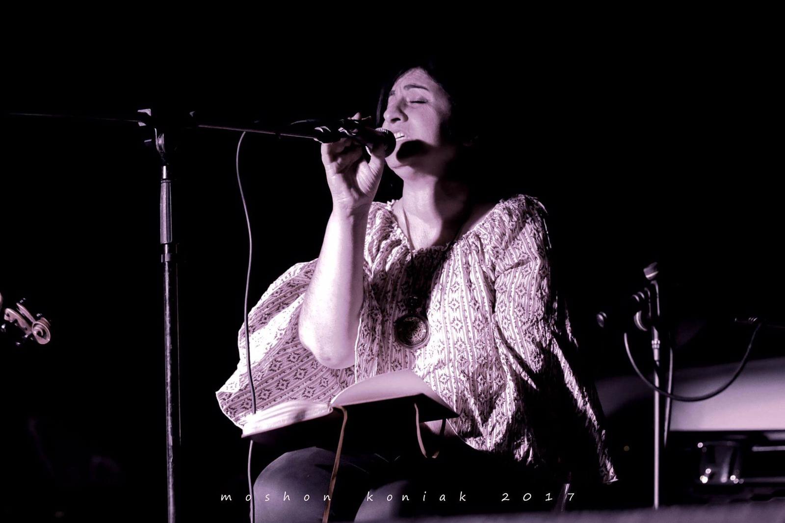 דליה פז'נד, זמרת ויוצרת בפרסית מהמרכז למוסיקה מן המזרח, מודאגת מאוד ממצבם של היהודים באיראן