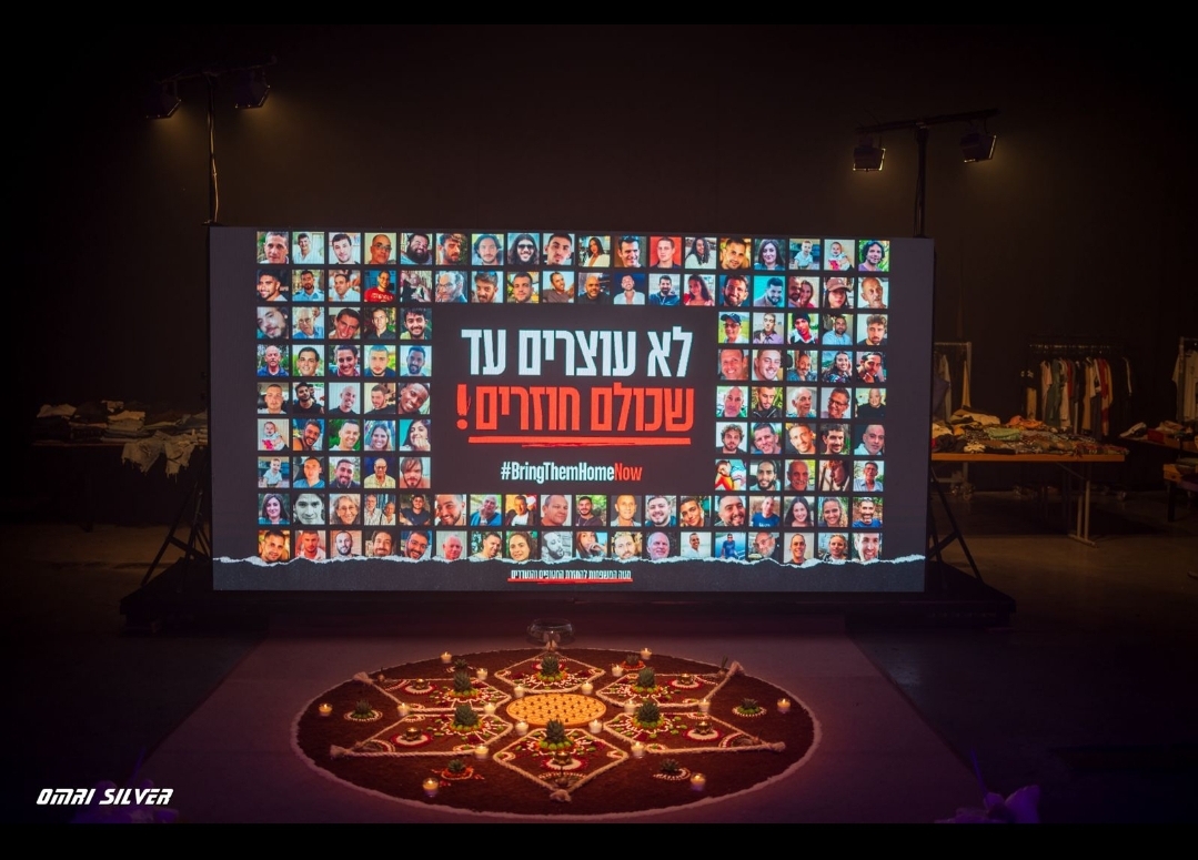 מר הארווי מייסון ג׳וניור מנכ"ל האקדמיה הלאומית לאמנויות חלק כבוד לנרצחי פסטיבל הנובה, בטקס הגראמי 2024