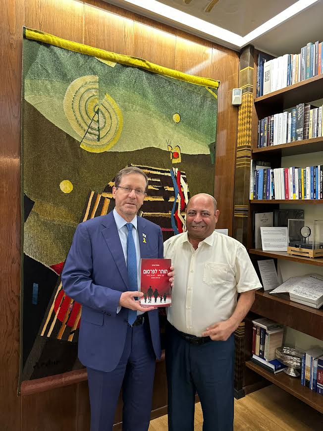 המחנך והסופר עמנואל בן סבו כתב מצאת טבח שבת שמחת תורה , יומן מלחמה אישי, ייחודי, הצצה לסלון המשפחתי שהיה לקבינט מלחמה.